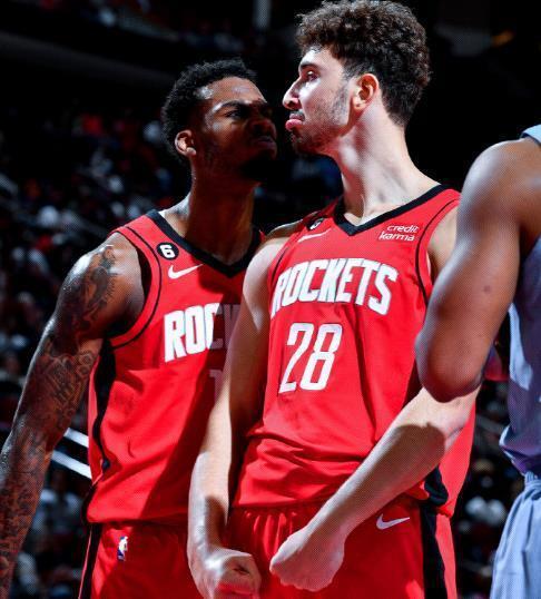 带伤出战单节16分引逆转：哈登29+6三分 快船反超勇士回西区前6